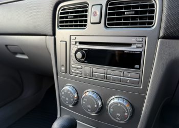 2005 Subaru Forester_intDetail1